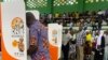 Eleitor vota em Nampula nas eleições autárquicas de 11 de outubro de 2023, Moçambique.