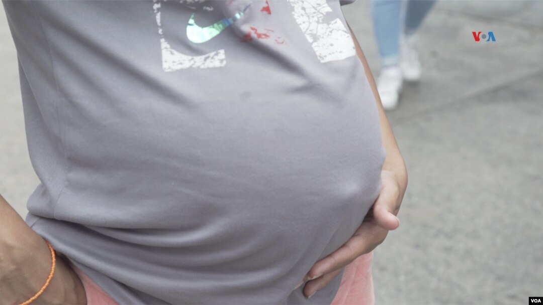 En la imagen una mujer embarazada toca su vientre (Foto: Juan Hernández, VOA)
