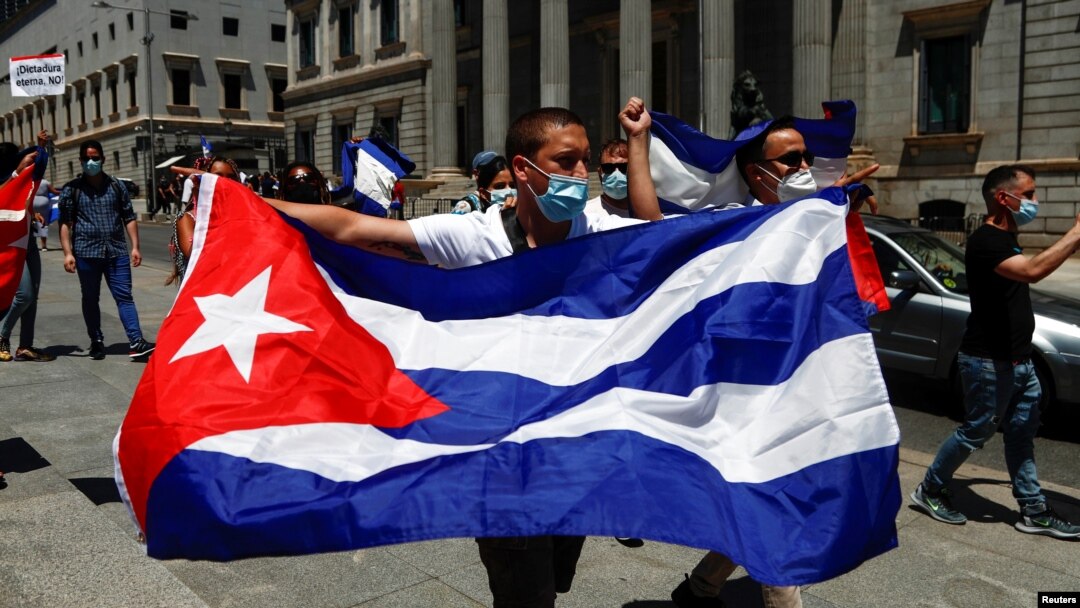 ARCHIVO: Un hombre enarbola una bandera cubana en una manifestación convocada por el grupo disidente Prisioners Defenders en apoyo a las protestas contra el gobierno cubano, en Madrid, Españam el 12 de julio de 2021.