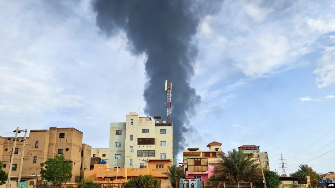 Moshi ukifuka wakati mapigano yakiendelea huko Khartoum terehe 9 Juni, 2023. Picha na AFP.