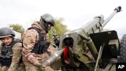 wanajeshi wa Ukraine wakitekeleza mashambulizi katika eneo la Kharkiv, Ukraine, Oct. 5, 2022.