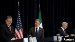 El canciller de México, Marcelo Ebrard (izq.), el secretario de Estado de Estados Unidos, Atony Blinken, y el secretario de Justicia de EEUU, Merrick Garland, asisten a la apertura del Diálogo de Seguridad entre ambas naciones, en Washington DC, el 13 de octubre de 2022.