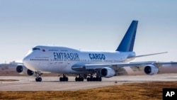 Un Boeing 747 de propiedad venezolana rueda en la pista después de aterrizar en el aeropuerto Ambrosio Taravella, el lunes 6 de junio de 2022, en Córdoba, Argentina.