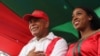 Adalberto Costa Júnior, líder da UNITA, e esposa sorriem para a multidão presente no último comícia da campanha eleitoral. Cazenga, Luanda.