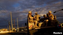 Miembros de las fuerzas federales mexicanas patrullan las calles como parte de una operación de seguridad para reducir la violencia en Ciudad Juárez, México, el 16 de agosto de 2022.
