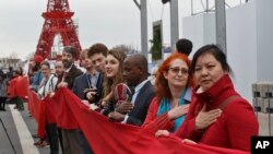 A la espera de un acuerdo decenas de activistas continúan las marchas y protestas en París durante la cumbre sobre el cambio climático.