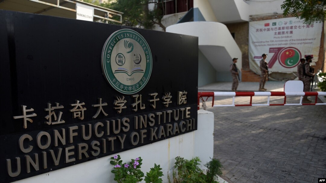 巴基斯坦卡拉奇大學孔子學院附近發生針對中國人的汽車爆炸後，巴基斯坦警方加強了戒備。（2022年4月27日）
