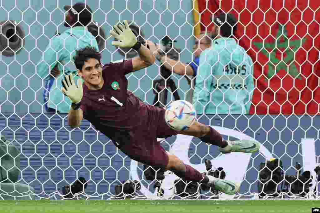 Guarda-redes marroquino, Yassine Bounou, em ação frente à Espanha. Marrocos passou para os quartos-de-final do Mundial do Qatar.