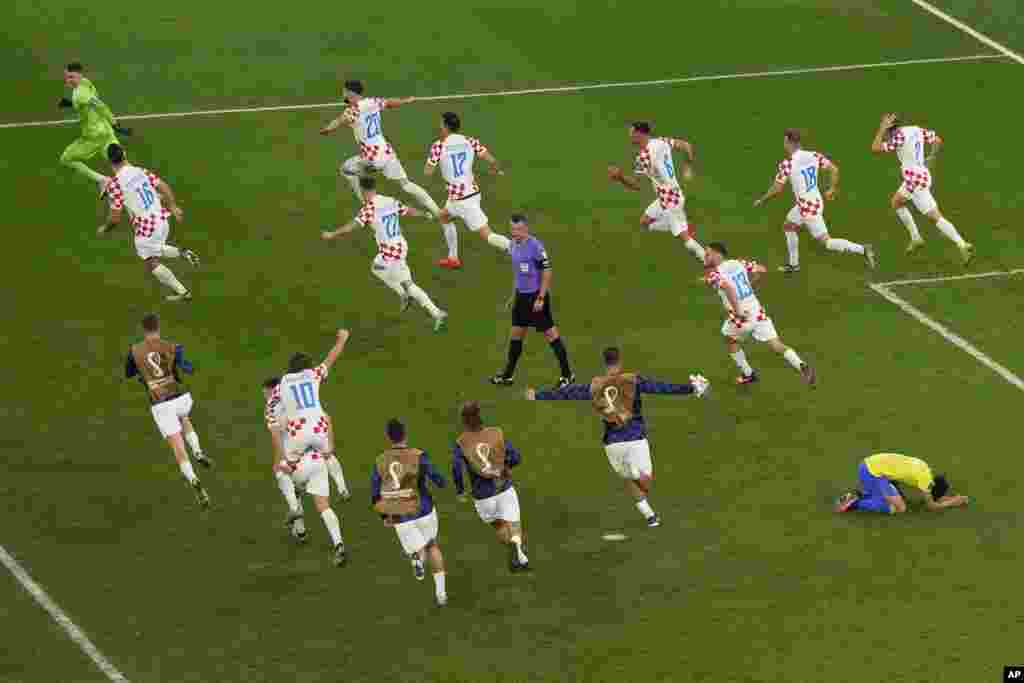 Jogadores da Croácia celebram depois de Marquinhos do Brasil ter falhado o penalti e dado a vitória à Croácia. O Brasil falhou marcações de penalti e o resultado final neste jogo dos quartos-de-final do Mundial ficou por 4-2