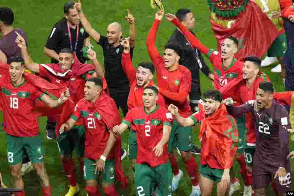 Jogadores marroquinos celebram passagem aos quartos-de-final depois de derrotarem Espanha nas grandes penalidades por 3-0