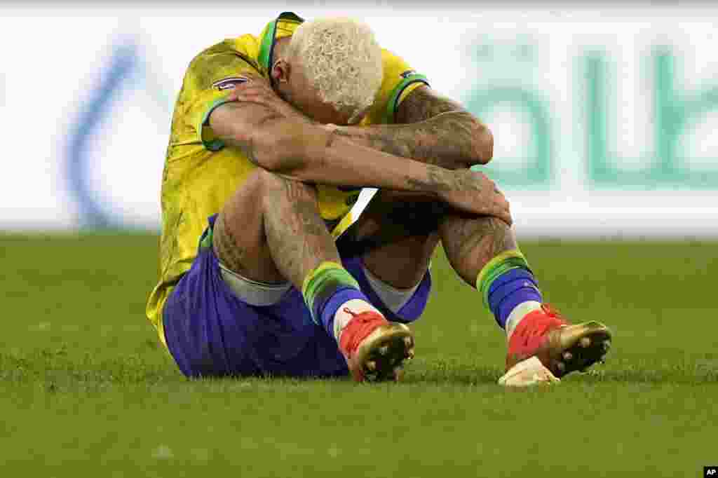 Neymar chora depois do Brasil perder nas grandes penalidades frente à Croácia, nos quartos-de-final do Mundial do Qatar. Dez, 9, 2022