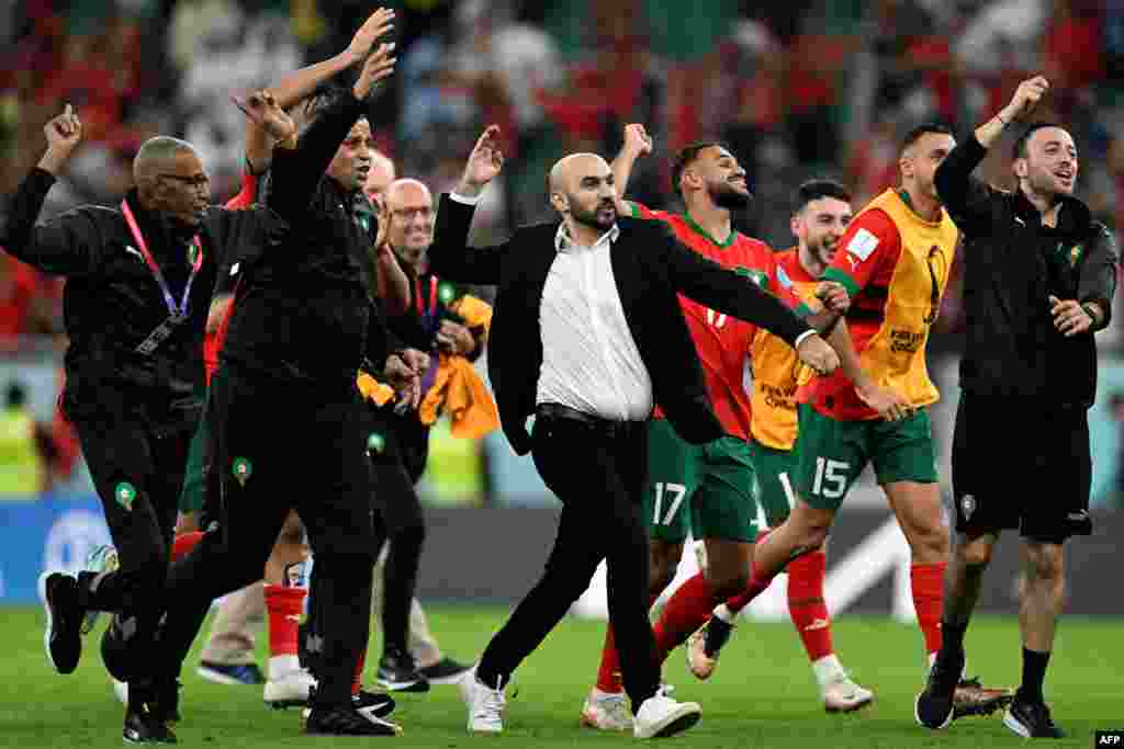 O treinador de Marrocos Walid Regragu (no meio), equipa técnica e jogadores celebram a vitória sobre Portugal com os adeptos. Al Thumama Stadium, Doha, Qatar. Dez. 10, 2022.&nbsp;