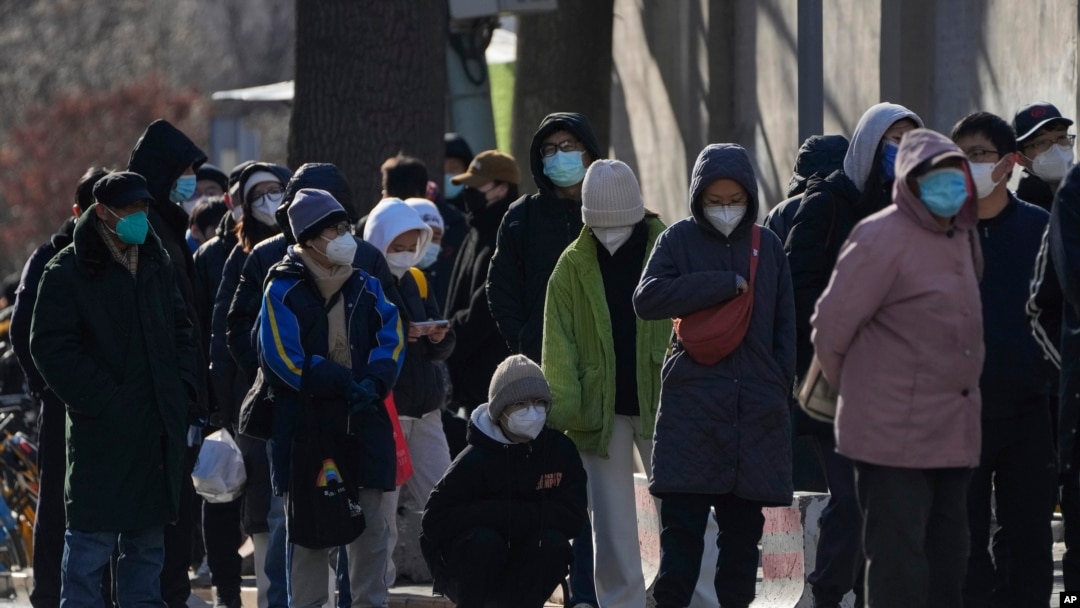 北京居民在一所醫院的發熱門診前大排長龍。（美聯社2022年12月11日照片）