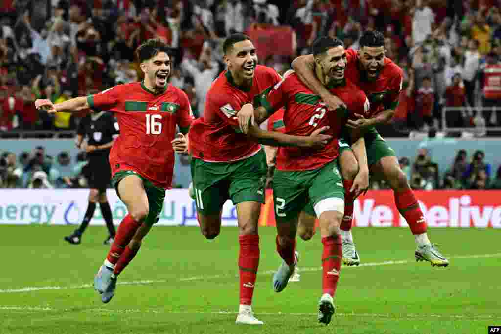 Acraf Hakimi (2) celebra com os colegas a marcação do último penalti frente à Espanha. Estádio Cidade da Educação, em Al-Rayyan, Doha. Dez. 6, 2022. 