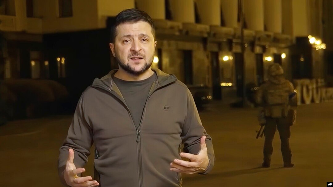 En esta imagen tomada de un video proporcionado por la oficina presidencial de Ucrania, el presidente de Ucrania, Volodymyr Zelenskyy, habla dese Kiev, Ucrania, la madrugada del jueves 24 de marzo de 2022. (Oficina de prensa de la presidencia de Ucrania v