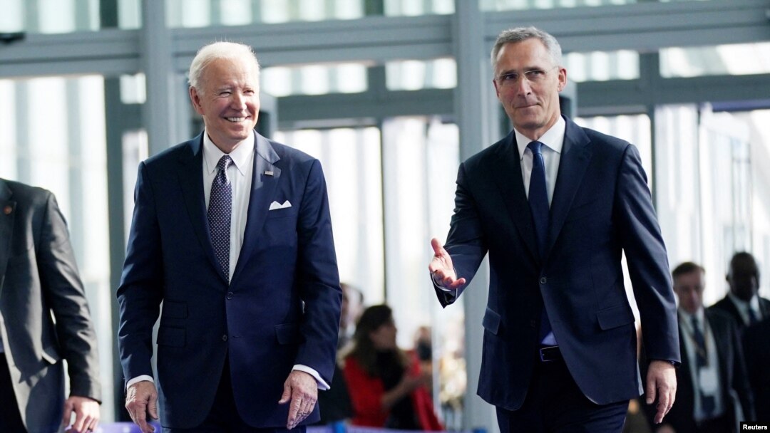 El presidente Joe Biden camina con el secretario general de la OTAN, Jens Stoltenberg, cuando llega a las reuniones con los aliados de la OTAN sobre la invasión rusa de Ucrania, en Bruselas, Bélgica, el 24 de marzo de 2022.