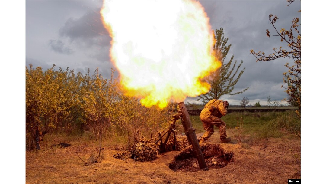 烏克蘭軍人在哈爾科夫州某地向俄軍陣地發射迫擊砲。 (2022年5月9日)