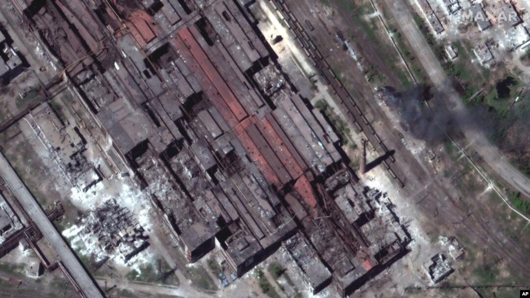Esta imagen satelital proporcionada por Maxar Technologies muestra una vista del extremo este de la planta siderúrgica Azovstal en Mariupol, en territorio bajo el gobierno de la República Popular de Donetsk, este de Ucrania, el jueves 12 de mayo de 2022.
