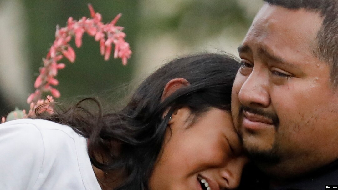 Familiares lloran sin consuelo a la espera en el Centro Cívico Willie de Leon, donde los estudiantes habían sido transportados desde la Escuela Primaria Robb después de un tiroteo, en Uvalde, Texas, el 24 de mayo de 2022.