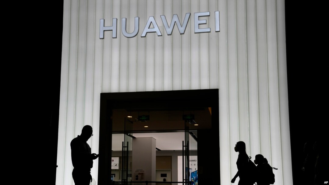 購物者走過北京的一家華為商店。(2021年8月26日)