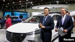 中国外交部新任部长秦刚（照片中前者）与美国通用汽车公司总裁马克·瑞乌斯2022年9月14日一同参观在底特律举办的北美国际汽车展