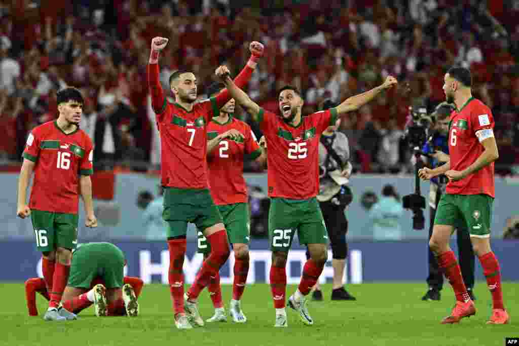 Jogadores de Marrocos celebram a passagem aos quartos-de-final