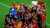 Seleção de Marrocos posa para a foto depois de fazer história ao passar para as meias-de-final do Mundial do Qatar, ao derrotar Portugal por 1-0.