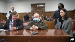 特朗普集团前首席财务官魏塞尔伯格在曼哈顿法院出席判决听证（2023年1月10日）