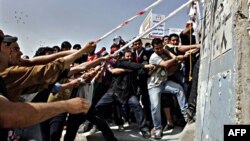 Demonstranti u Bagdadu obaraju betonsku šok-barijeru na prilazima takozvanoj "Zelenoj zoni"