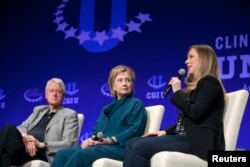 ARCHIVO - La familia Clinton (Bill, Hillary y su hija Chelsea) hablan en una Universidad de Iniciativa Global Clinton 2014 en la Universidad Estatal de Arizona en Tempe.