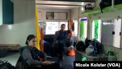 Los paramédicos voluntarios Ángela Costa y Ángel Colina en la casa rodante, sin llantas, que sirve de sede a llos Ángenes de las Vías en Caracas, Venezuela.