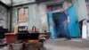 Un residente local cocina comida en un incendio fuera de un edificio dañado durante el conflicto entre Ucrania y Rusia en la ciudad portuaria sureña de Mariuúpol, Ucrania, el 18 de abril de 2022.