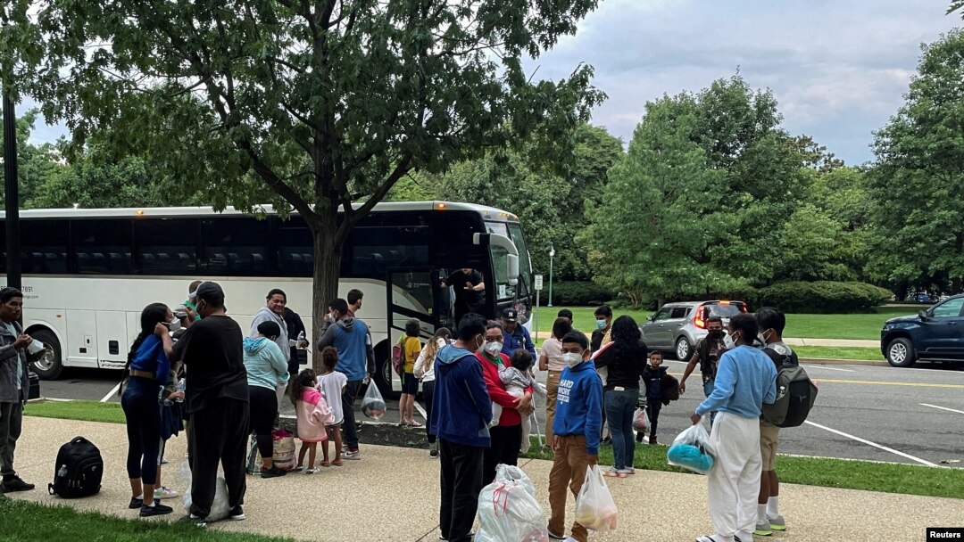 Migrantes desembarcan en Washington DC de un autobús procedente de Texas en la estación de Union Station el 29 de julio de 2022. Foto Reuters.