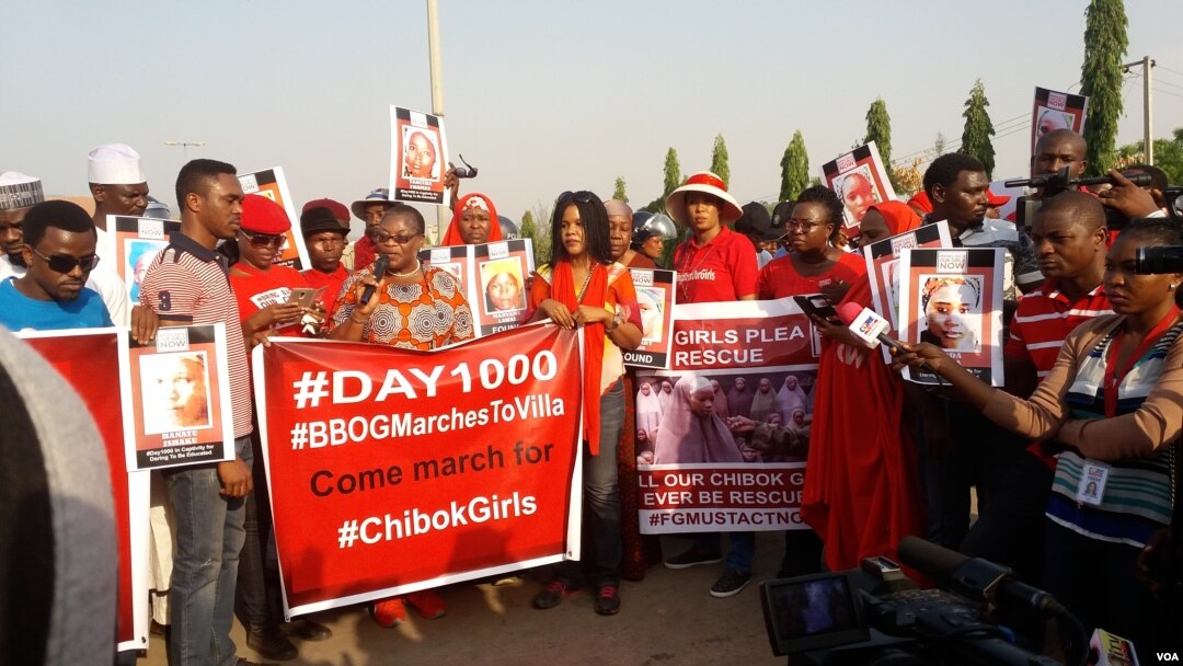 Kungiyar BBOG ko Bring Back Our Girls a turance, da shugabarsu Oby Ezekwesili da Hajiya Aisha Yusuf sanye da hijab a bayan shugabar