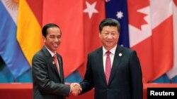 中国国家主席习近平和印尼总统佐科·维多多在G20杭州峰会上握手（2016年9月4日）