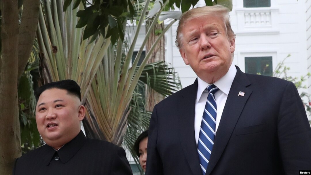 Archivo - El presidente de EE.UU., Donald Trump, (derecha) y el líder de Corea del Norte, Kim Jong Un, durante la cumbre celebrada el 28 de febrero en Hanoi, Vietnam.