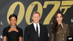 电影《大破天幕杀机 (Skyfall)》的主要演员在纽约合影（2012年10月15日）