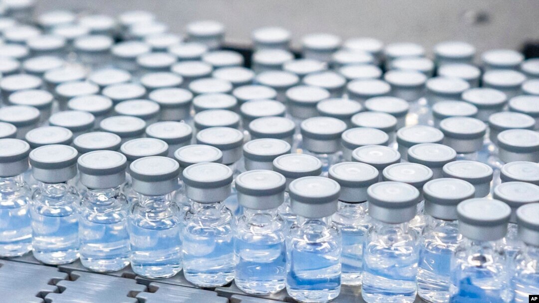 ARCHIVO - Frascos de la vacuna de refuerzo actualizada de Pfizer contra el COVID-19 en producción en Kalamazoo, EEUU, en agosto de 2022.
