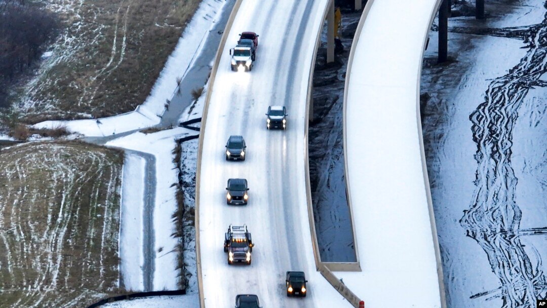 Una mezcla helada cubre la autopista 114 el lunes 30 de enero de 2023 en Roanoke, Texas. Dallas y otras partes del norte de Texas están bajo advertencia de tormenta invernal hasta el miércoles.