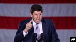 ARCHIVO - Steve Dettelbach habla en el Centro Kilcawley de la Universidad Estatal de Youngstown, el lunes 29 de octubre de 2018, en Youngstown, Ohio. (Foto AP/Tony Dejak)