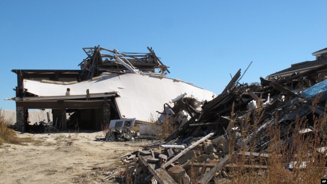 Los escombros de lo que fue una casa frente al mar, destruida por la supertormenta Sandy, todavía eran visibles en Mantoloking Nueva Jersey casi un año después del huracán.