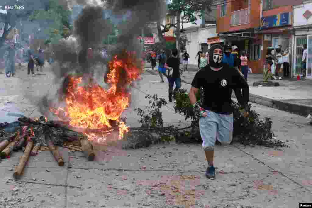 Las masivas manifestaciones en Colombia comenzaron el miércoles 28 de abril, a raíz de una convocatoria realizada por trabajadores, sindicatos, estudiantes y otras agremiaciones.
