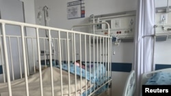 Uno de los niños rescatados en la selva colombiana se recupera en una cama del hospital militar central en Bogotá el 10 de junio de 2023.