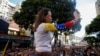 La líder opositora venezolana, María Corina Machado, saluda a sus partidarios en una protesta antes de la toma de posesión el viernes del presidente Nicolás Maduro para su tercer mandato, en Caracas, Venezuela, el 9 de enero de 2025.