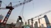 中国某建筑工地上的农民工