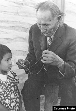 Nicholas Black Elk teaching an unidentified child the rosary, ca. 1940. (Courtesy Red Cloud Indian School and Marquette University. Holy Rosary Mission)