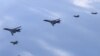 지난 1일 한국 서해 상공에서 실시된 2023년 첫 미한 연합공중훈련에 미군 B-1B 전략폭격기(가운데)와 F-22 전투기(아래), 한국군 F-35 전투기가 동원됐다. (자료사진)