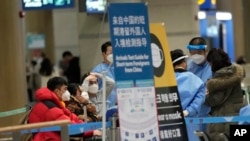 抵達南韓仁川國際機場的中國乘客等待前往入境測試中心。 （美聯社2023年1月14日）