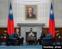 台湾总统蔡英文在台北总统府会见由前美军印太司令部司令、退役海军上将菲利普·戴维森（Philip Davidson ）率领的一个美国智库国家亚洲研究局访问团。（2023年2月2日）