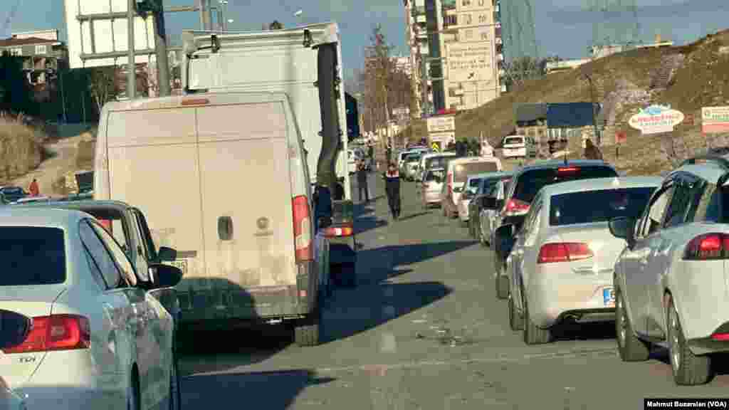 Araç sıralarının ortasında duran gönüllüler, acil durumlarda araçları yan taraflara yönlendirerek yol açıyor. 